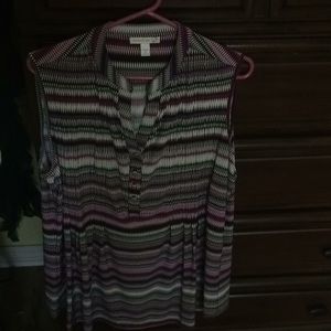 V-neck shirt-sleeved blouse